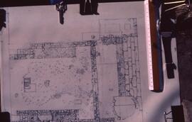 Édifice aux deux escaliers.