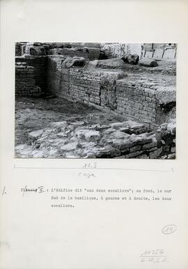 Planche V : L'édifice dit "aux deux escaliers" ; au fond, le mur Sud de la basilique, à...