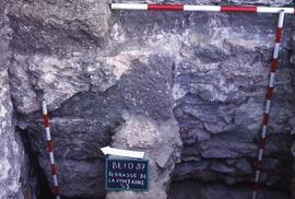 Terrasse Forum (S. T1)/Vue du mur ouest de l'escalier est d'accès aux temples. Sondage T1.