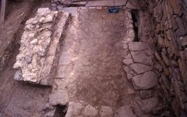 Boutiques B5. Vue du sud arrière boutique et mur de séparation.