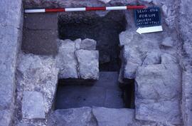 Galerie Ouest Sondage G2. Canalisation devant escalier des temples.