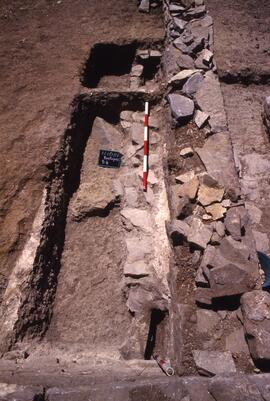 Boutiques B4. Sondage le long du mur nord.