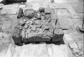 Forum/piédestral face au temple E.