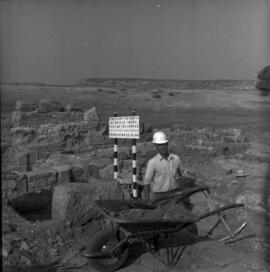 DIRECCIÓN GENERAL DE BELLAS ARTES/CASA DE VELÁZQUEZ/EXCAVACIONES ARQUEOLÓGICAS/PROHIBIDO EL PASO.