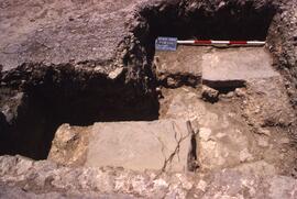 Galerie Ouest Sondage arc G3. Fouille sous le sol d'opus de la galerie. Vue de l'est.