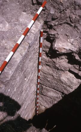 S. 6 - le mur. Mur de la terrasse des temples et de l'escalier est.