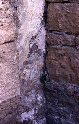 Terrasse Forum (S. T3)/Sondage T2 (Angle NO). Liaison des murs de l'escalier et de l'esplanade de...