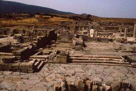 Édifice aux deux escaliers.