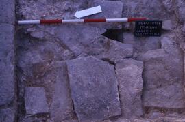 Galerie Ouest Sondage G2. Canalisation devant escalier des temples.