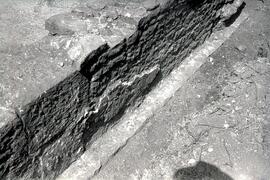 Temple F. G. Côté ouest de la place dallée Temple F. G. et arc.