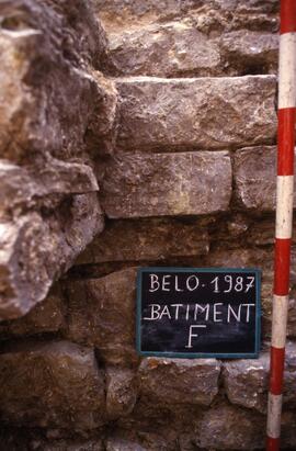 Bâtiment F. Sondage F1 (sous escalier NE). Mur est avec son élargissement sous l'escalier.