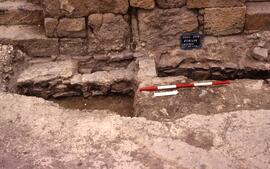 Galerie ouest Sondage G1. Canalisations et muret de séparation.