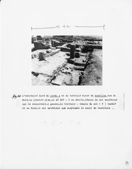 Fig. 26: L'extrémité Nord du cardo 4 et du trottoir Ouest du macellum, vus du Nord. Au premier pl...