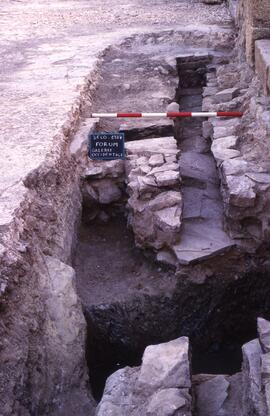 Galerie ouest Sondage G1. Canalisations devant l'escalier du passage.