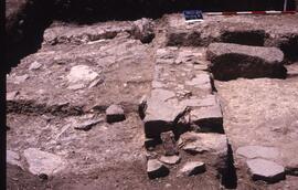 Passage H (H3). Passage et maison. Vue de l'est.