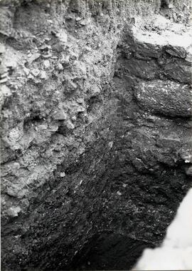 Belo oct. 1979. C 12. Sondage S 2. Stratigraphie berme Est et face Nord du mur de façade des bout...