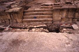 Galerie ouest Sondage G1. Canalisations devant l'escalier du passage H.