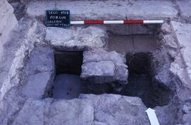 Galerie Ouest Sondage G2. Canalisation devant escalier des temples.