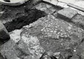 Belo oct. 1979. B 9. Sondage S 8 et 1er sol dallé. Vue du NO vers lo SE.