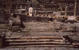 Édifice aux deux escaliers.