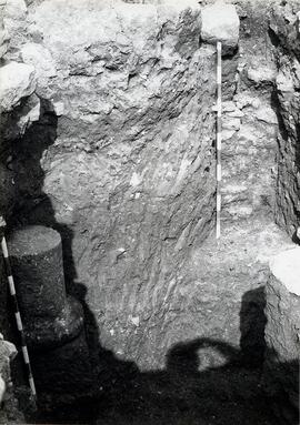 Belo oct. 1979. D 10-pièce VII (Est). Sondage S 6. Vue du SE vers le NE.