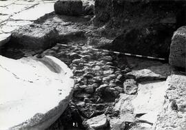 Belo oct. 1979. B 9. Sondage S 8. 1er sol dallé (SOL II) et sol touileau (SOL III).