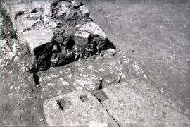 Temple F. G. Côté ouest de la place dallée Temple F. G. et arc.