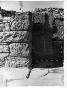 Belo. Porte Est. Pierre avec mortaise.