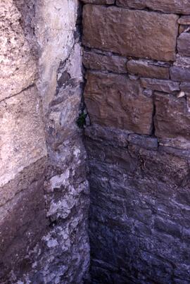 Terrasse Forum (S. T3)/Sondage T2 (Angle NO). Liaison des murs de l'escalier et de l'esplanade de...