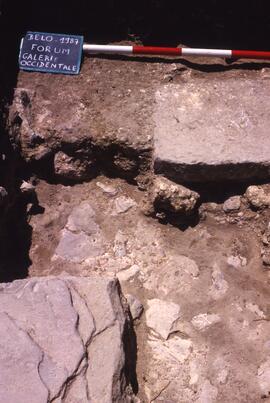 Galerie Ouest Sondage arc G3. Fond de fouille sous le sol d'opus (vue de l'est).