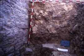 Terrasse Forum (S. T2)/Sondage T2. Angle nord-est du sondage avec remblai et niveau occupation.