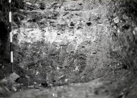 Belo oct. 1979. C 12. Sondage S 2. Stratigraphie EO, berme Nord.