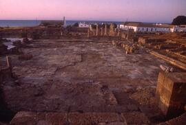 Place du Forum/Vue depuis l'antre de la fontaine.