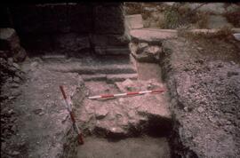 Galerie Ouest. Sondage à travers la galerie face à la base nord de l'arc/Sol de pierres et de ter...