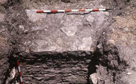 S. 6 - le mur. Mur de la terrasse des temples.