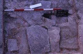 Galerie Ouest Sondage G2. Canalisation devant escalier des temples.