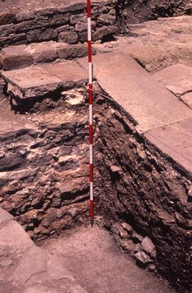 Monument à abside coin N/E.