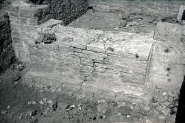 Temple F. G. Côté ouest de la place dallée Temple F. G. et arc.