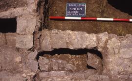 Galerie ouest. Canalisations et muret de séparation.