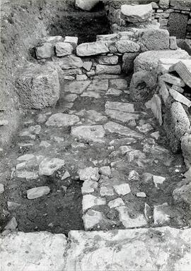 Belo oct. 1979. B 11 Ouest galerie du decumanus. Vue du Sud vers le Nord.