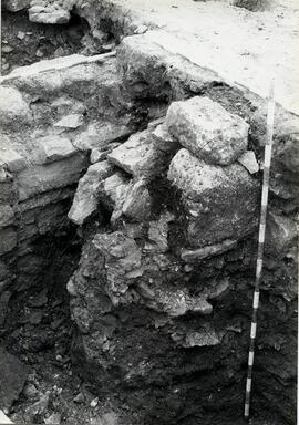 Belo oct. 1979. D 12-pièce VI. Sondage S 3. Mur tardif. Vue du SO vers le NE.