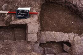 Galerie ouest Sondage G1. Canalisations et muret de séparation.