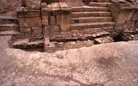 Galerie ouest Sondage G1. Canalisations et muret de séparation.