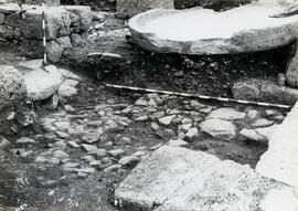 Belo oct. 1979. Galerie du decumanus/B 9 emplacement du sondage S 8. Sol dallé II.