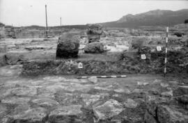 S. II/Portique Est. Couches d'occupation sur pavement.