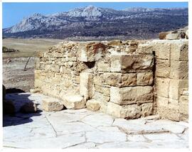 Belo. Porte Est. Pierre avec mortaise.