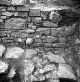 D16 arrachement du mur NS-Ouest. Le dallage passe au-dessus de ce mur.