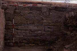 Grande maison du SE. Pièce IV. Mur nord avec trace de sol ancien.