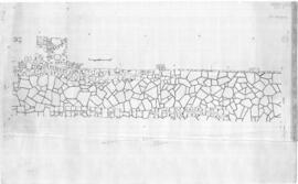 Plan d'un dallage (orienté est-ouest) avec localisation de blocs d'architecture (a,b,c,d,e,f,g,h)...