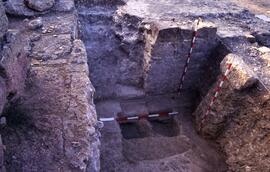 Terrasse Forum (S. T3)/Escalier. Podium (T3). Vue du NO.